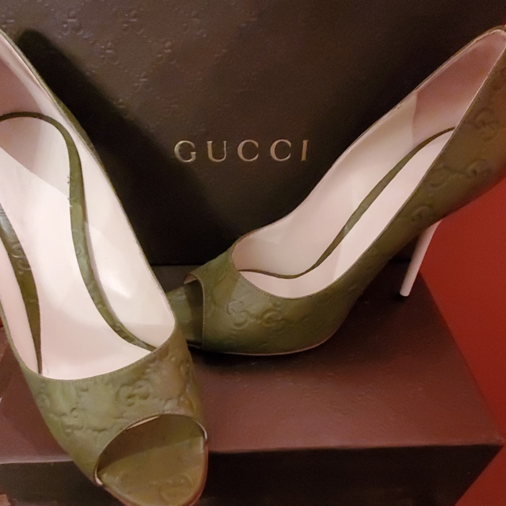 GUCCI logo embossed pumps